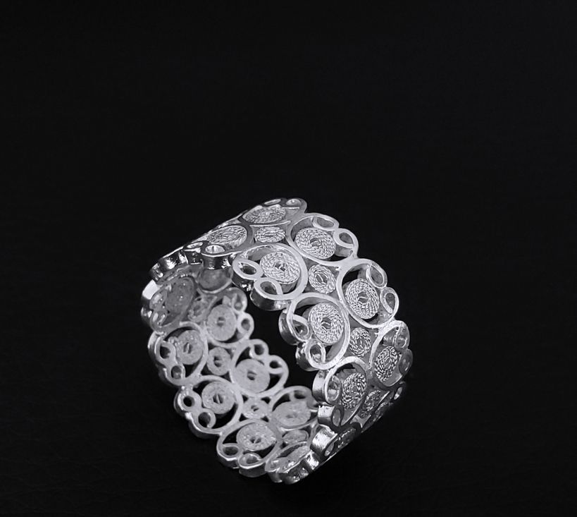 Anillo doble de caracoles grandes y panderos en plata.